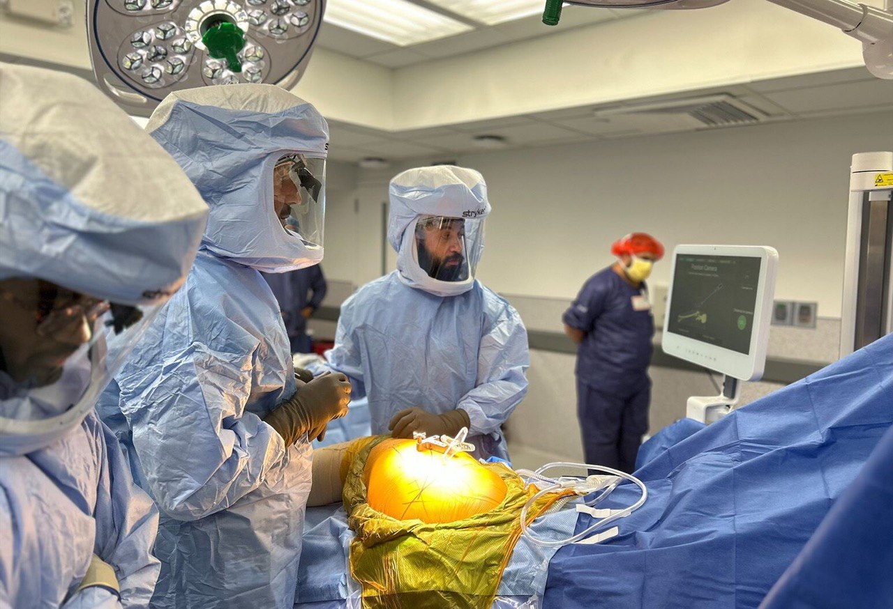 Dr. Carroll performing surgery at Movement Orthopedics
